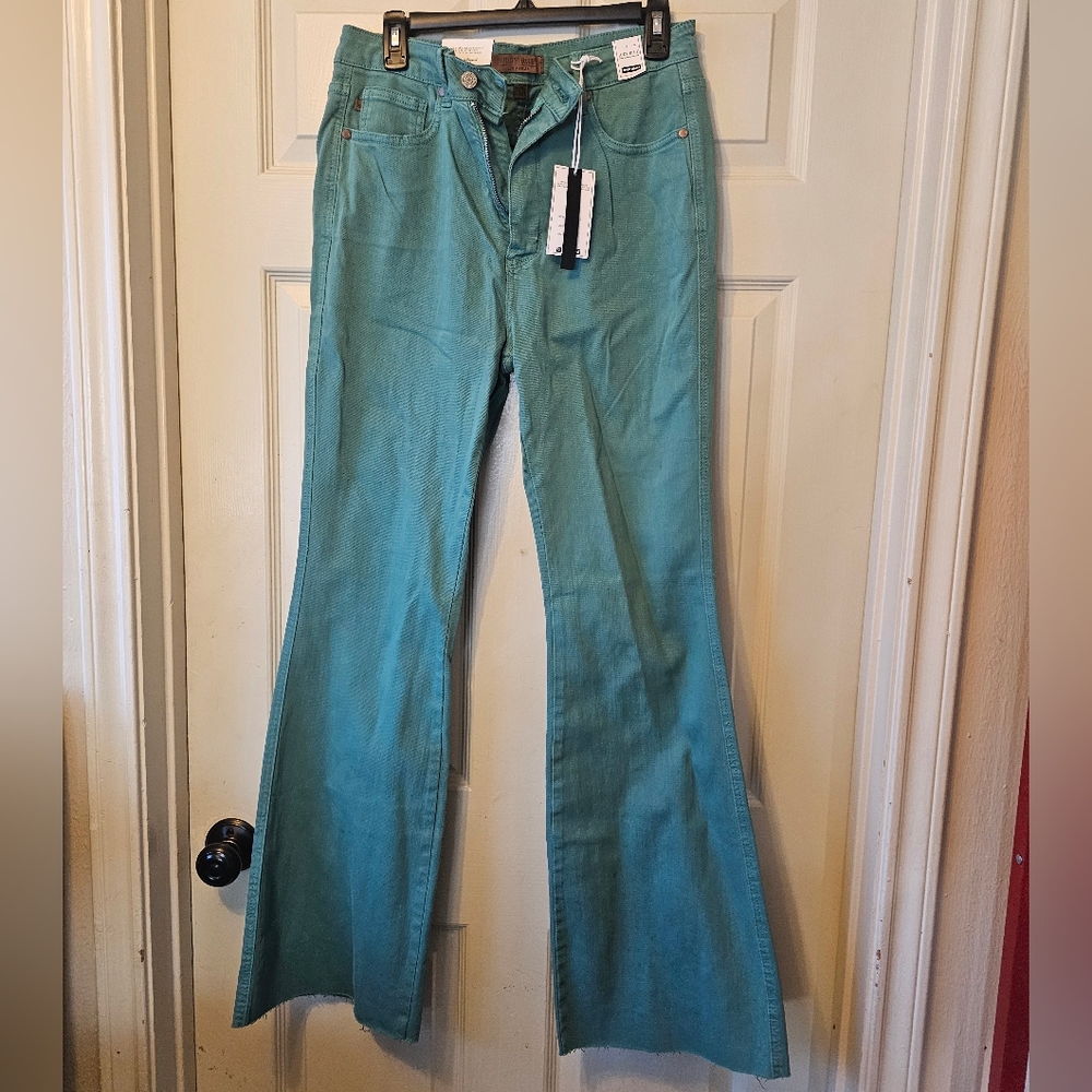 Judy Blue Breakfast at Tiffany's Topaz High Rise Tummy Control Flare Jeans. S 31